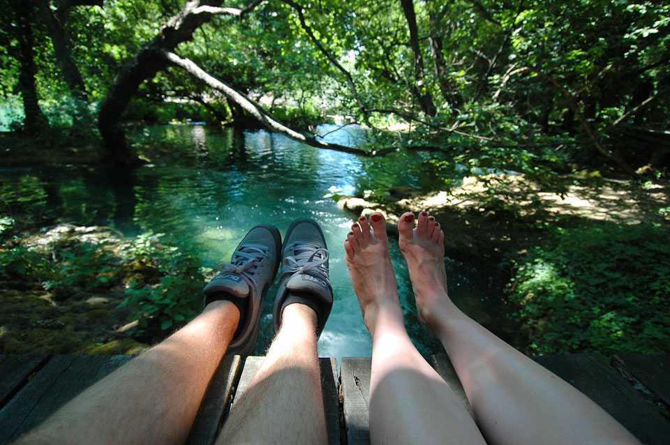 Путешествующие ноги. Путешествие ноги. Ноги на природе. Ноги на речке. Ступни на природе.